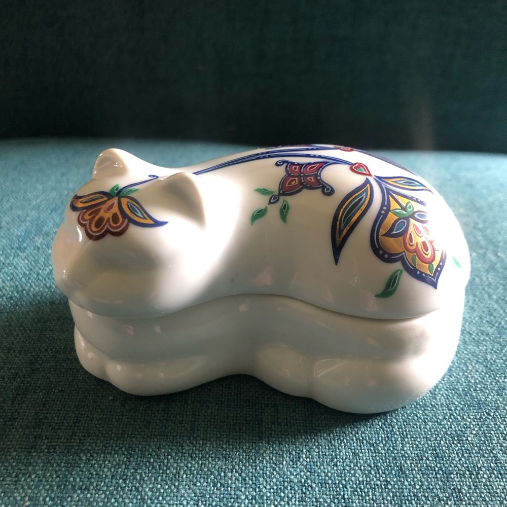 Vintage‎ Byzantium Elizabeth Arden Porcelain Cat Trinket Box. Made in Japan